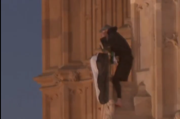 Βρετανία: Κατέβηκε ο άνδρας απο το Big Ben με την παλαιστινιακή σημαία – Συνελήφθη μετά απο 16 ώρες