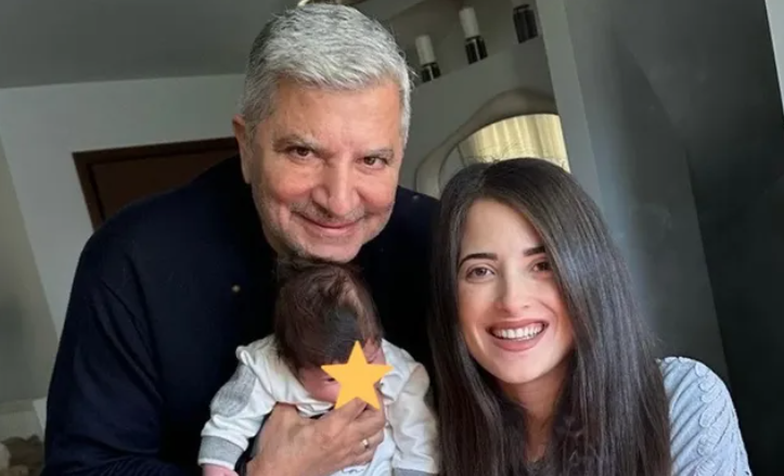 Πατούλης – Κοιλου: «Είμαι ο βοηθός της μαμάς του μωρού σε όλα τα επίπεδα» – Πότε θα βαφτίσουν τον γιο τους; [βίντεο]