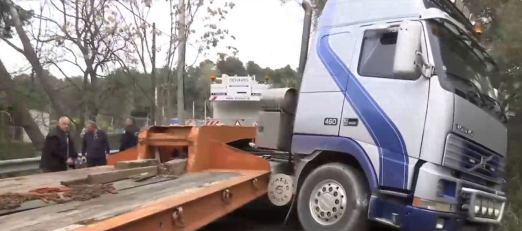 Κίνηση τώρα: Κυκλοφοριακό κομφούζιο στη λεωφόρο Τατοΐου λόγω εκτροπής νταλίκας – Διακοπή της κυκλοφορίας