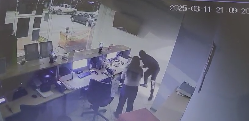Αγρίνιο: Βίντεο ντοκουμέντο απο την ληστεία σε εταιρεία courier – Άρπαξε 2.000 εύρω [βίντεο]