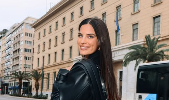 Χριστίνα Μπόμπα: Η νέα αλλαγή στην εμφάνιση της – Ποζάρει με κόκκινα μαλλιά στο Instagram [εικόνες]
