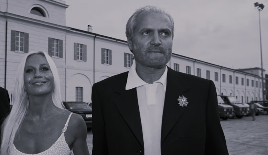 Versace: Απο την έμπνευση του Gianni στην εποχή της Donatella – Η δόξα, η τραγική δολοφονία και η κληρονομιά