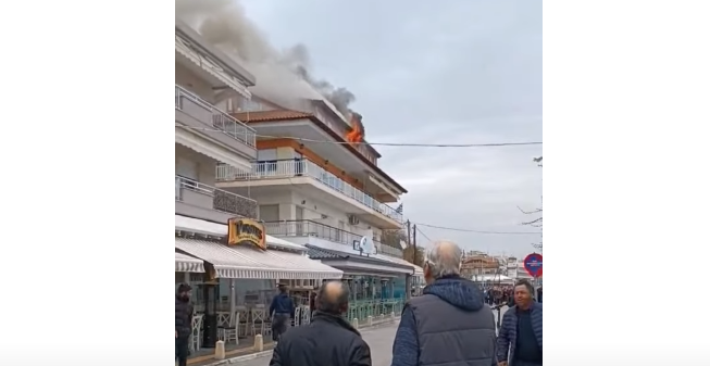 Χαλκιδική: Φωτιά σε διαμέρισμα στη Νέα Καλλικράτεια – Ακυρώθηκε η μαθητική παρέλαση [βίντεο]