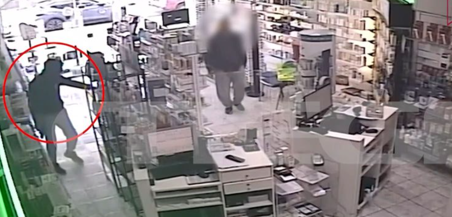 Μοσχάτο: Καρέ-καρέ η ένοπλη ληστεία σε φαρμακείο – Συνελήφθη ο 36χρονος [βίντεο]