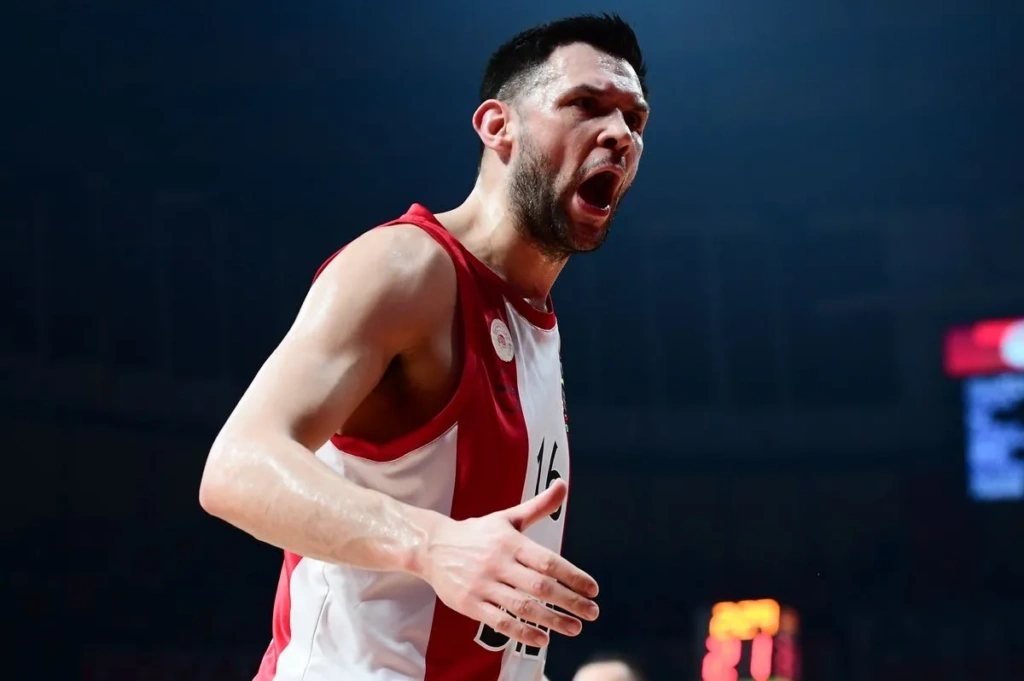 Ολυμπιακός – Παναθηναϊκός: Το απίθανο buzzer-beater του Παπανικολάου από το κέντρο! [Βίντεο]