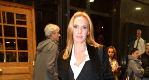 Εβελίνα Παπούλια: Ο Πέτρος Φιλιππίδης κρύφτηκε πίσω από τις κουρτίνες του θεάτρου και μου έδειξε τα γεννητικά όργανά του