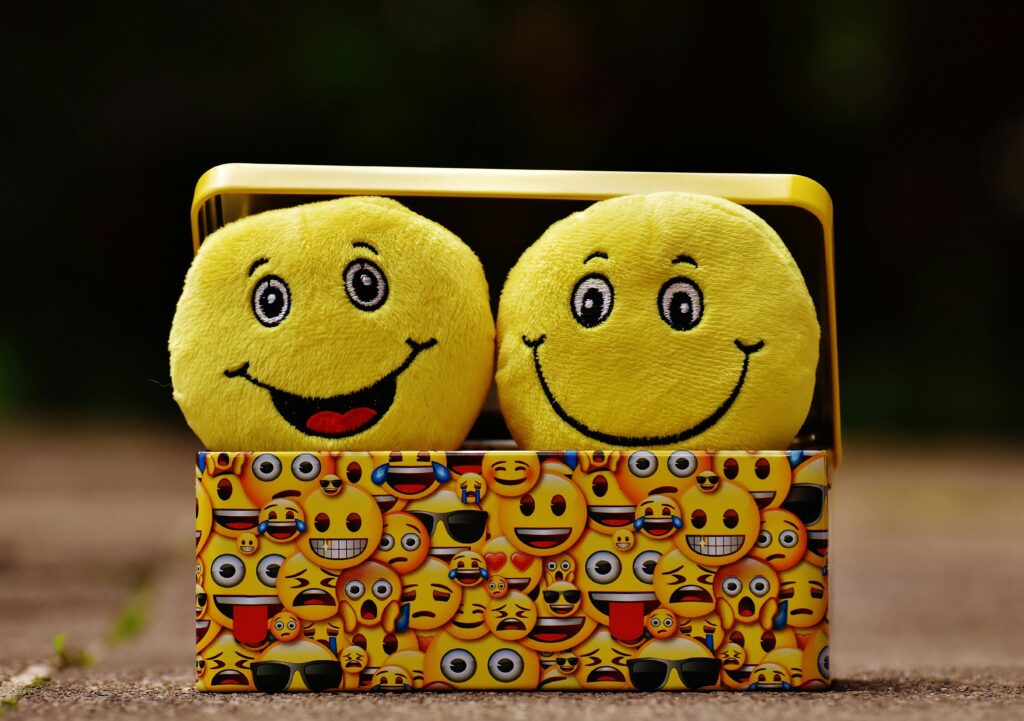 Τα τρομακτικά νοήματα πίσω από τα «αθώα» emoji – Ο κώδικας που χρησιμοποιούν οι έφηβοι