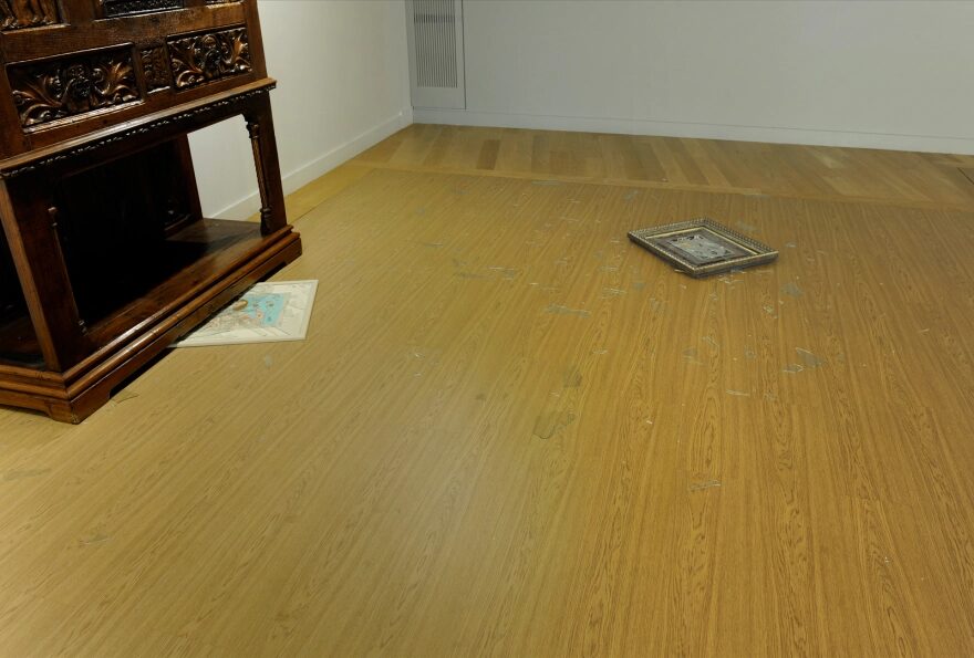 Εθνική Πινακοθήκη για Παπαδόπουλο: «Τα απέσπασε βίαια και τα πέταξε στο δάπεδο»