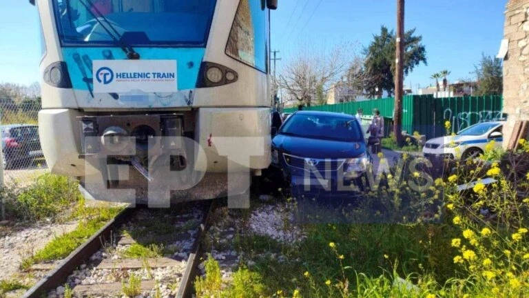 Πάτρα: Τραίνο παίρνει παραμάζωμα αυτοκίνητο που ήταν παρκαρισμένο πάνω στις σιδηροδρομικές γραμμές