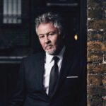 Πασίγνωστος Βρετανός τραγουδιστής περιγράφει πώς έσπασε το πόδι του στη Σαντορίνη