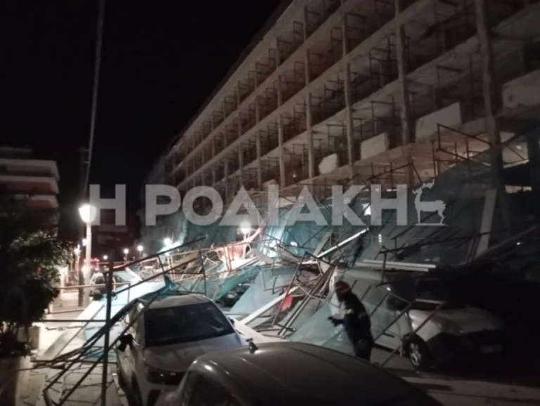 Ρόδος: Κατέρρευσε σκαλωσιά σε ξενοδοχείο – Διέλυσε πάνω από 20 αυτοκίνητα [εικόνες – βίντεο]