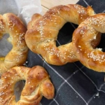 Αφράτα τυροκούλουρα με φέτα: Καλύτερα κι από αυτά που αγοράζεις στον φούρνο