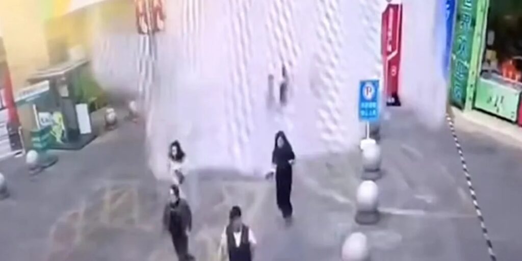 Σεισμός στην Μιανμάρ: Πισίνα σε ταράτσα στην Κίνα ξεχείλισε παρασύροντας πεζούς [βίντεο – σοκ]