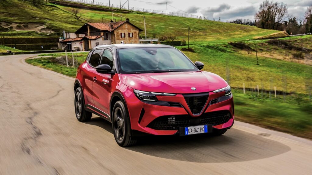 Οδηγήσαμε τη νέα τετρακίνητη και ικανή Alfa Romeo Junior Q4 – Τι μας εντυπωσίασε;