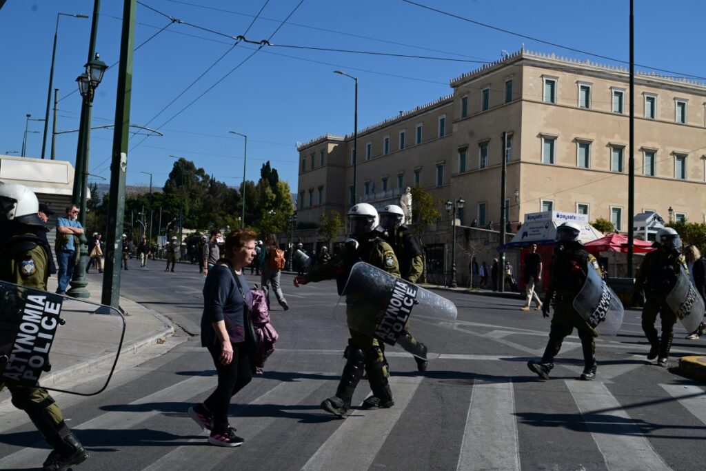 Πέντε συλλήψεις στο πανεκπαιδευτικό συλλαλητήριο για τα Τέμπη στο Σύνταγμα