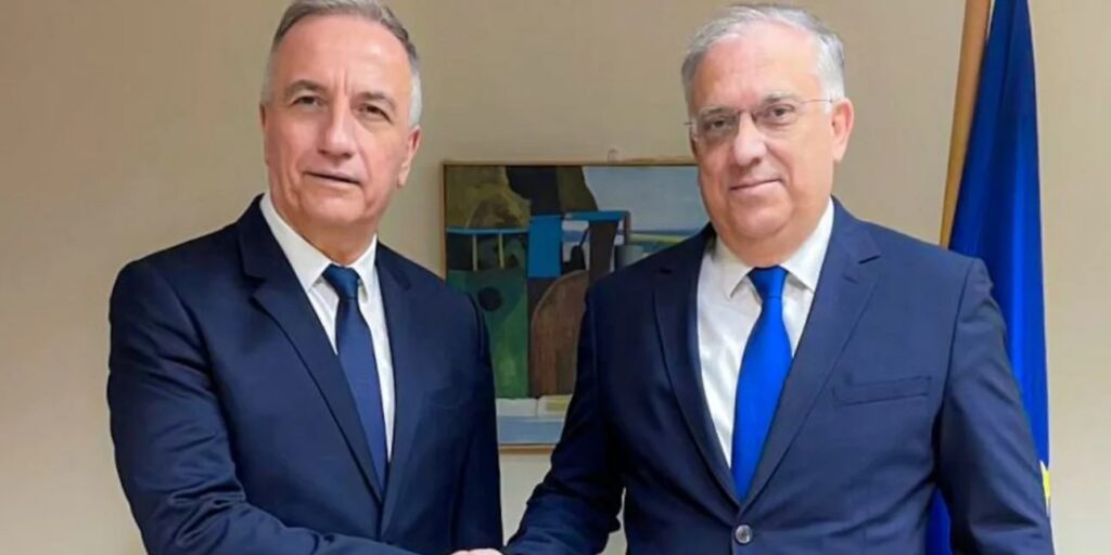 Ο Θεοδωρικάκος υποδέχθηκε τον Καλαφάτη στο Ανάπτυξης – «Θα εργαστούμε δημιουργικά στην έρευνα