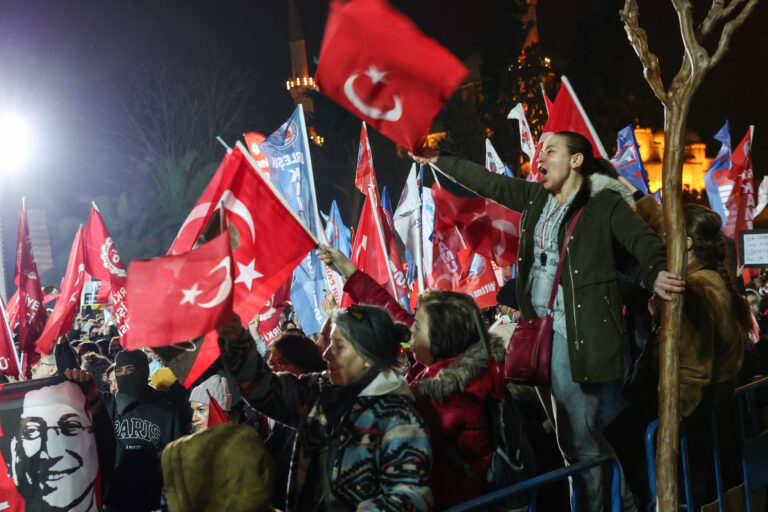 Τουρκία: Παραμένουν στους δρόμους οι πολίτες