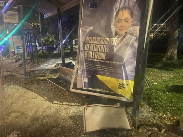 Τροχαίο στην Γλυφάδα: I.X έπεσε σε βράχο και μετά διέλυσε στάση λεωφορείου [εικόνες]