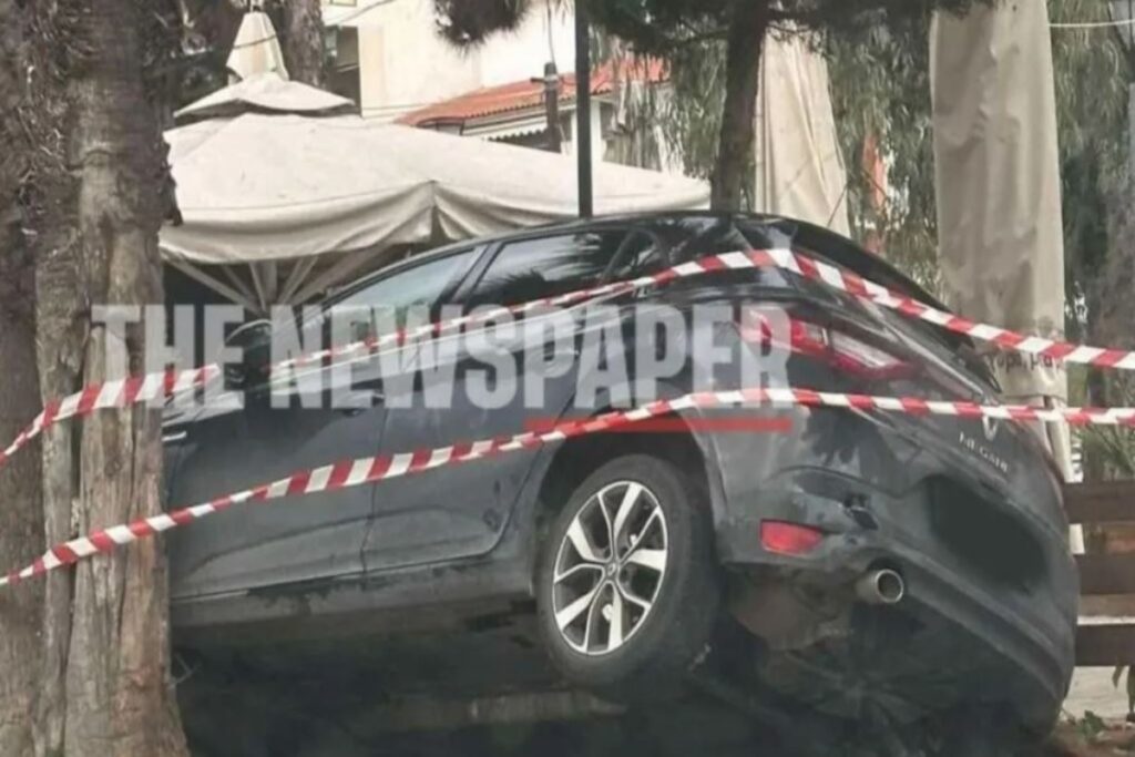 Βόλος: Αυτοκίνητο καρφώθηκε σε φοίνικες στην παραλία