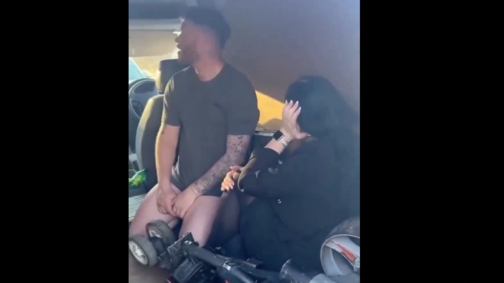 Viral βίντεο: Έπιασε τον άντρα και πατέρα των 4 παιδιών τους ημίγυμνο να την απατά – «Θα σε βγάλω στο facebook» του είπε και το… έκανε