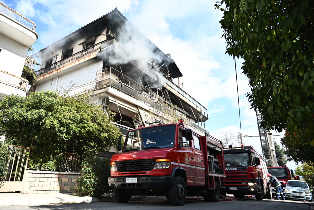 Υπό έλεγχο η φωτιά σε διαμέρισμα στο Χαϊδάρι – Στο νοσοκομείο μεταφέρθηκαν δύο άτομα