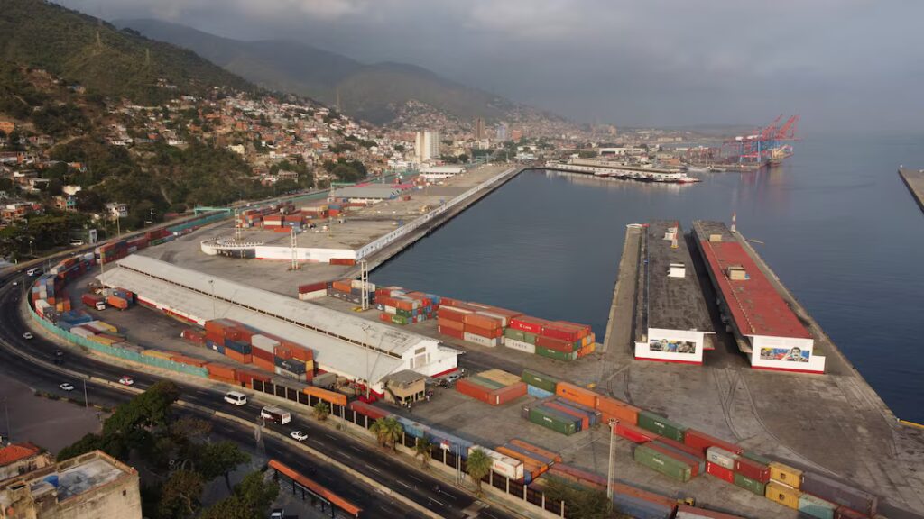 Τραμπ: Δασμοί 25% σε οποιαδήποτε χώρα αγοράζει πετρέλαιο ή αέριο από τη Βενεζουέλα