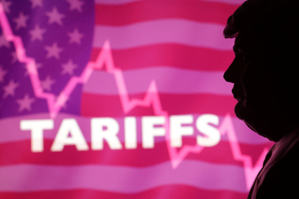 Δασμοί Τραμπ: Πώς πλήττουν τους Αμερικανούς - Θα πληρώνουν «χρυσά» Ray-ban, καφέ, sex toys και botox