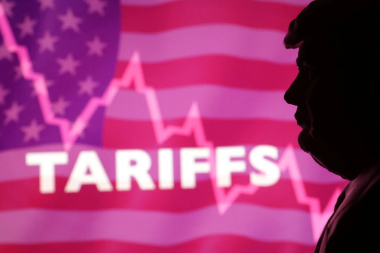 Δασμοί Τραμπ: Πώς πλήττουν τους Αμερικανούς - Θα πληρώνουν «χρυσά» Ray-ban, καφέ, sex toys και botox