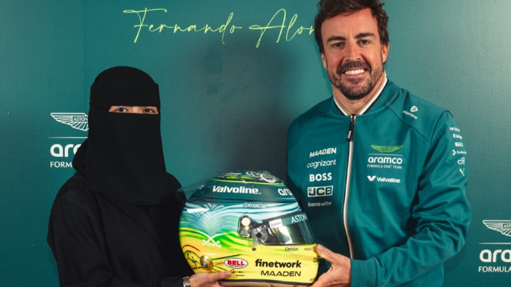 F1: Ο Αλόνσο το κράνος και η μπούρκα – Η φωτογραφία που προκαλεί αντιδράσεις