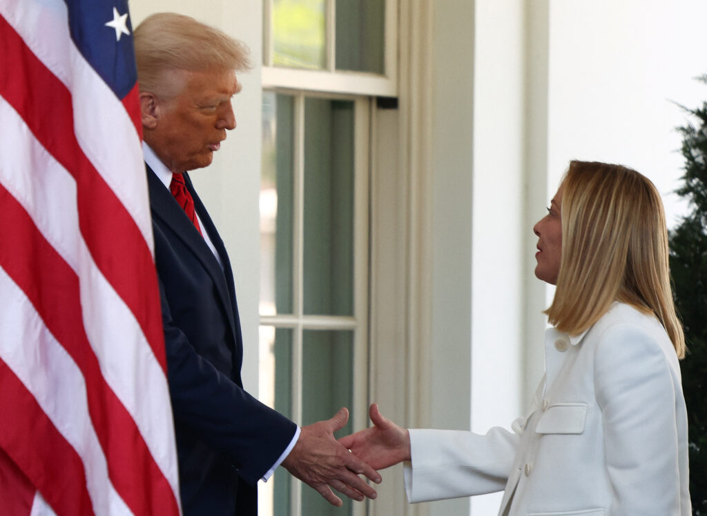 Ντόναλντ Τραμπ: «Θα έχουμε εμπορική συμφωνία 100%» με την ΕΕ – Υποδέχθηκε τη Μελόνι στον Λευκό