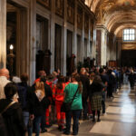 Ατελείωτες ουρές για τον πάπα Φραγκίσκο – Αναμονή άνω των 2 ωρών στο λαϊκό προσκύνημα [εικόνες – βίντεο]