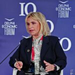 Ιουλία Τσέτη στο 10ο Οικονομικό Φόρουμ Δελφών: Καμία ανησυχία για έλλειψη φαρμάκων στην Ευρώπη – Προτεραιότητα η καινοτομία