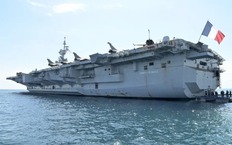 Αγκυροβόλησε στον όρμο Φαλήρου το γαλλικό αεροπλανοφόρο «Σαρλ ντε Γκολ» [εικόνες]