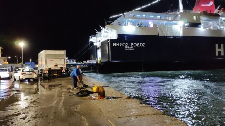 Προβλήματα πρόσδεσης του πλοίου «Νήσος Ρόδος» στη Χίο λόγω θυελλωδών ανέμων – Σπάσιμο κάβων και κοπή μπίντας