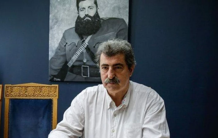 Παύλος Πολάκης: Απαντά με αφίσα Βελουχιώτη για την καταδίκη του