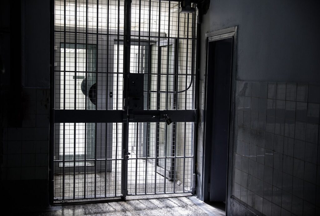 Κως: 34χρονος ύποπτος για ληστεία βρέθηκε κρεμασμένος στο κρατητήριο – «Έφαγε το ξύλο της χρονιάς» [Βίντεο]