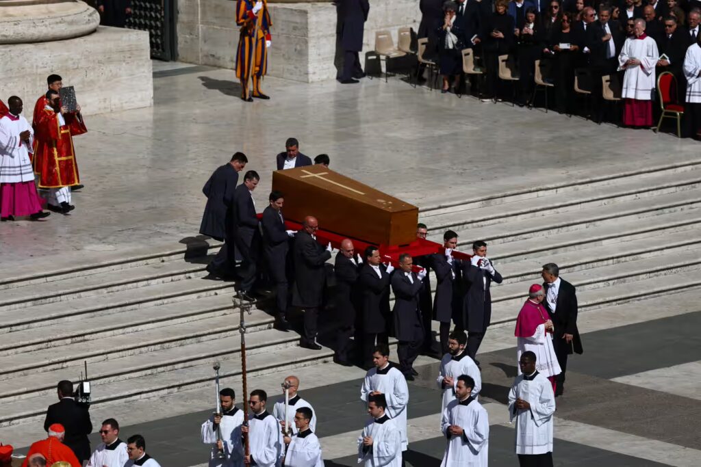 Πάπας Φραγκίσκος: Ξεκίνησε η τελετή – Φόρος τιμής από Τραμπ και Μακρόν – Παρόντες δεκάδε