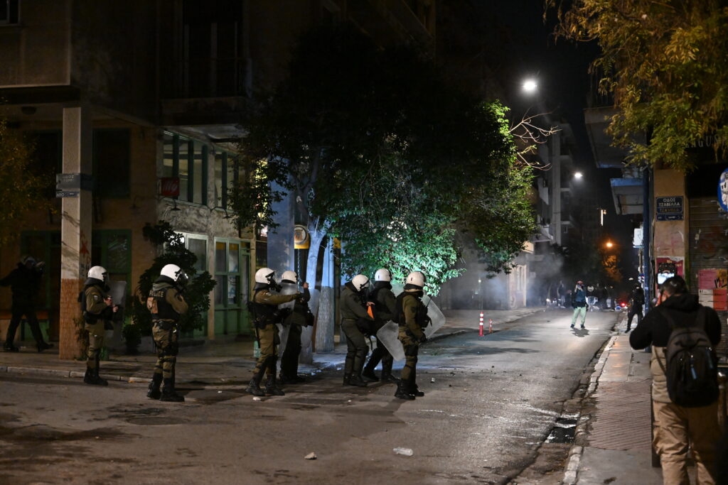 Επεισόδια στα Εξάρχεια: Κάηκαν 10 οχήματα – 72 προσαγωγές – Τραυματίστηκε αστυνομικός