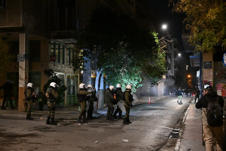 Επεισόδια στα Εξάρχεια: Κάηκαν 10 οχήματα – 72 προσαγωγές – Τραυματίστηκε αστυνομικός