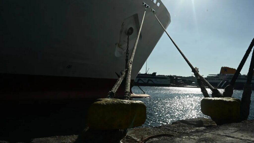 Ρυμουλκό πλοίο προσέκρουσε σε δεξαμενόπλοιο στο λιμάνι του Πειραιά