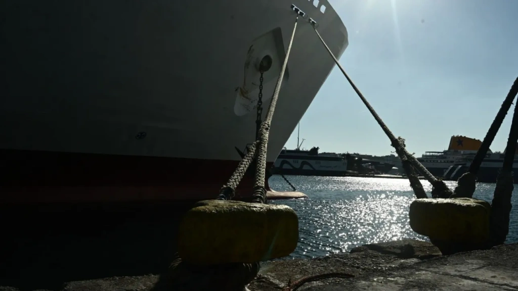 Ρυμουλκό πλοίο προσέκρουσε σε δεξαμενόπλοιο στο λιμάνι του Πειραιά