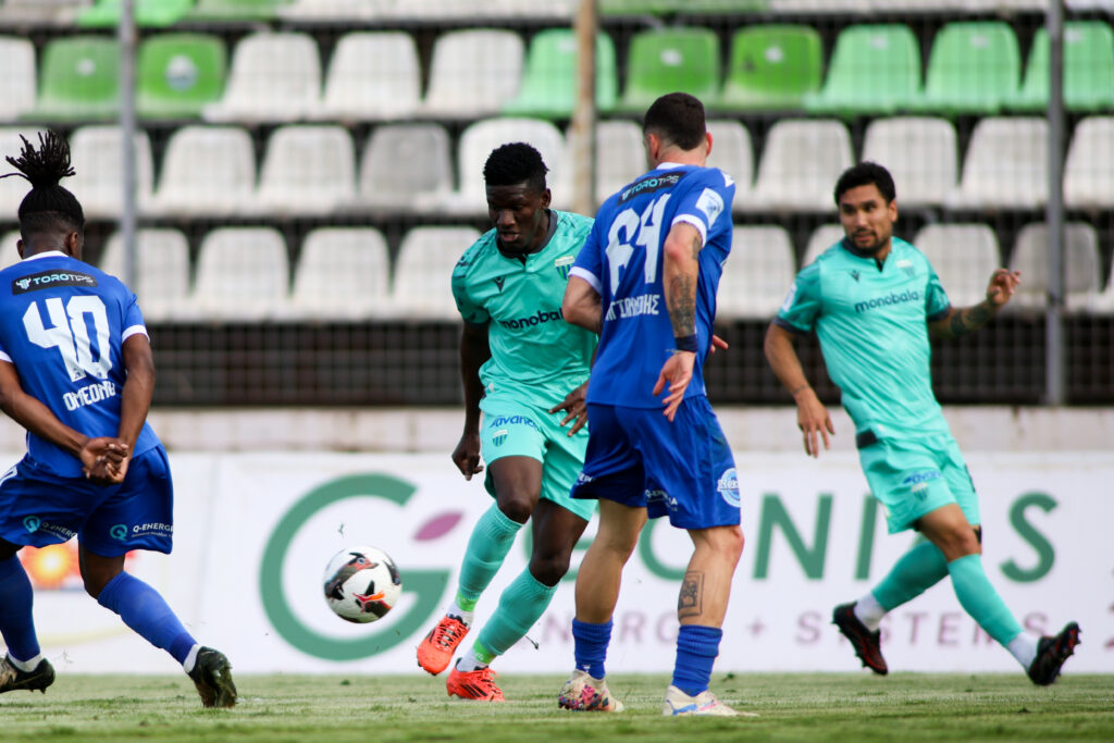 Super League: «Σφράγισε» την παραμονή με «τριάρα» στον Πανσερραϊκό ο Λεβαδειακός