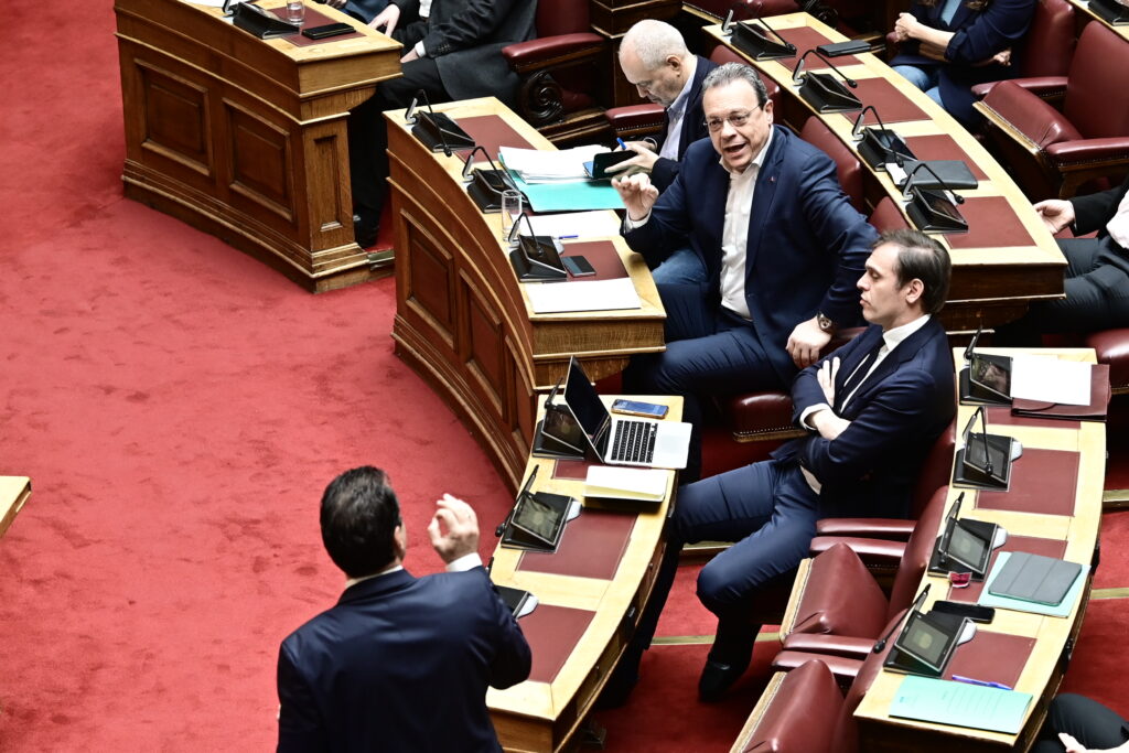 Βουλή: Με ένταση ξεκίνησε η συζήτηση στη για το πόρισμα της προανακριτικής – Δείτε live