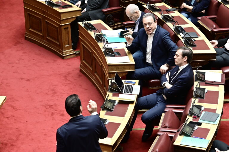 Βουλή: Με ένταση ξεκίνησε η συζήτηση στη για το πόρισμα της προανακριτικής – Δείτε live