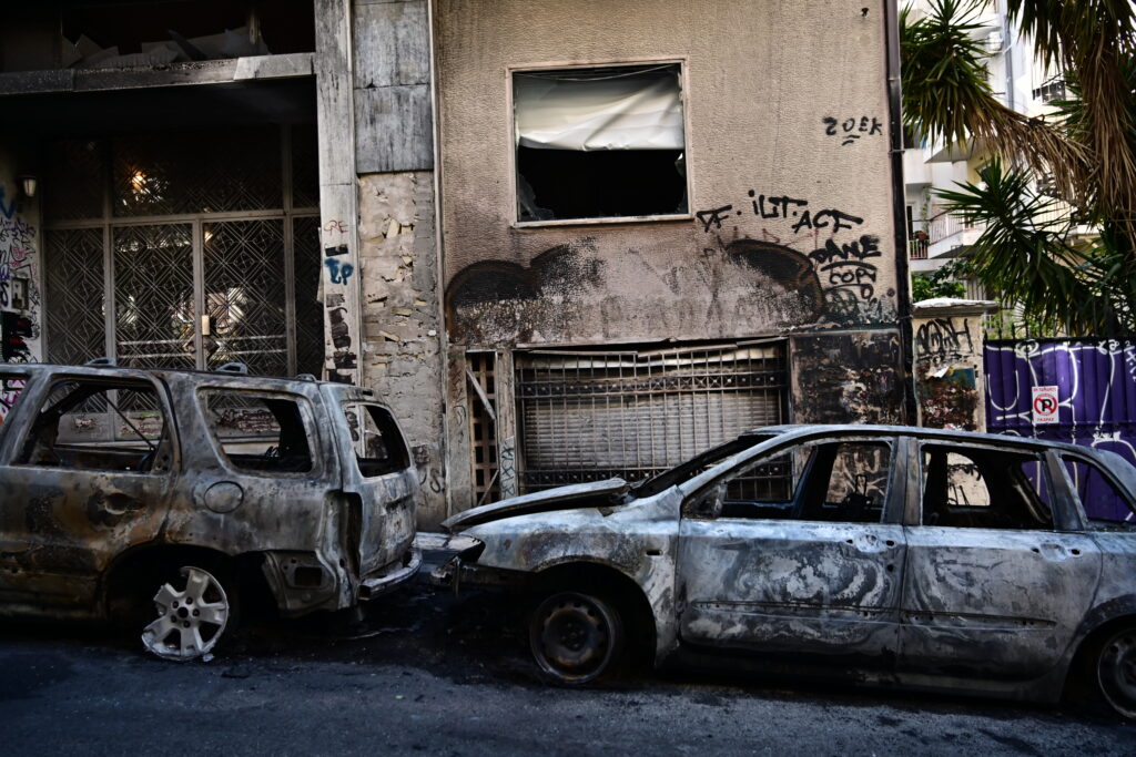 Εξάρχεια: Τι σχέση έχουν τα επεισόδια με μολότοφ με τη βόμβα στην Hellenic Train – Τι εξετάζου