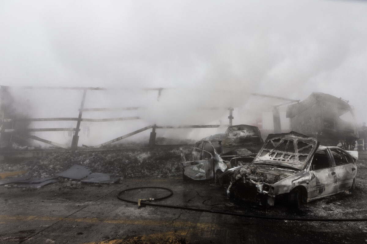 Πώς έγινε η τραγωδία στα διόδια Πολυμύλου: Αυτοκίνητο έκανε όπισθεν στη λωρίδα του e-pass και έπεσαν πάνω του το δεύτερο ΙΧ και το φορτηγό