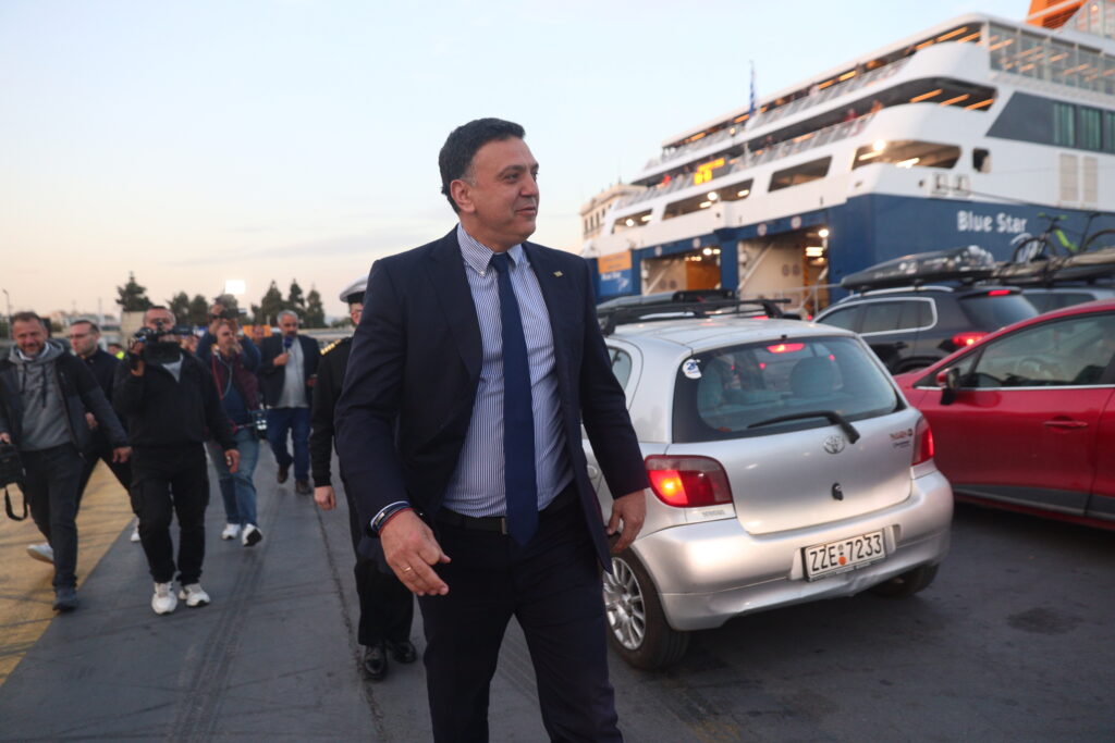 Στο λιμάνι του Πειραιά ο Βασίλης Κικίλιας: Κορυφώνεται η έξοδος των εκδρομέων