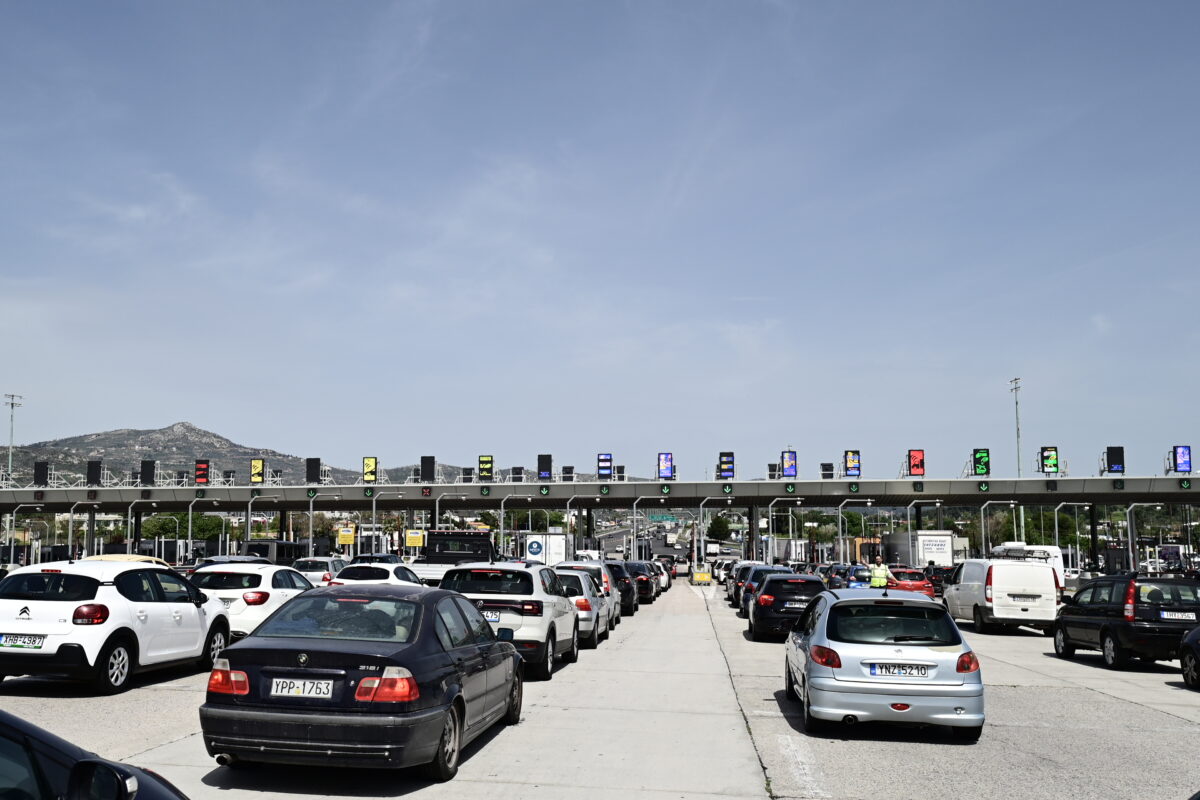 Έξοδος Πάσχα: Όπου φύγει-φύγει οι Αθηναίοι - Χαμός σε δρόμους, λιμάνια και ΚΤΕΛ