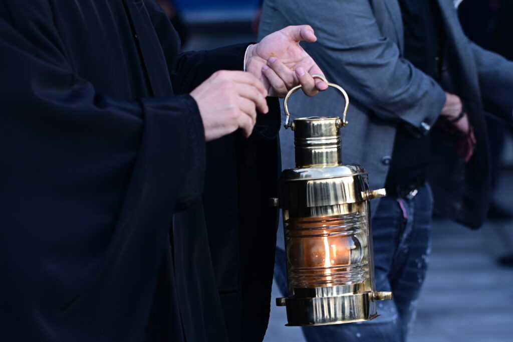 Θεσσαλονίκη: Το Άγιο Φως έφτασε λίγα λεπτά πριν τις 9 στο «Μακεδονία»