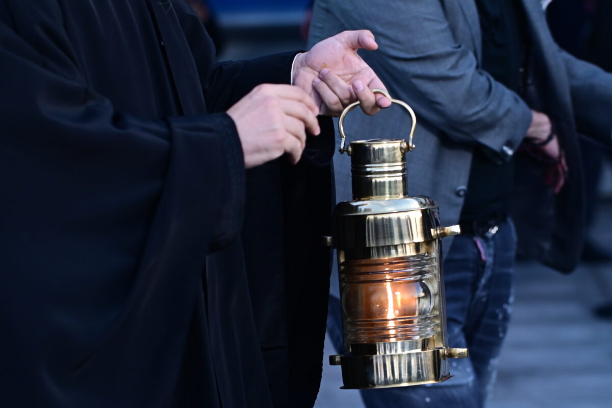 Θεσσαλονίκη: Το Άγιο Φως έφτασε λίγα λεπτά πριν τις 9 στο «Μακεδονία»